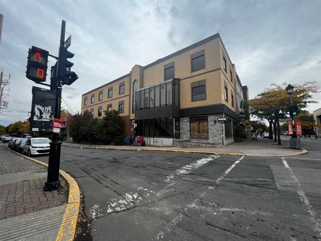 Primary Photo Of 195 Rue Saint-Charles O, Longueuil General Retail For Sale