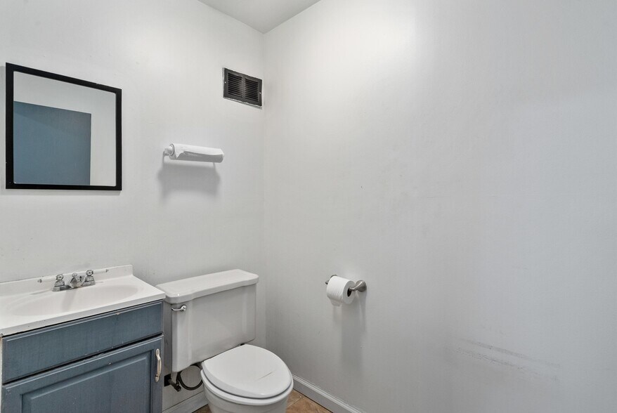 More Photos Of 5512 W 79th St, Burbank Storefront Retail Residential For Sale