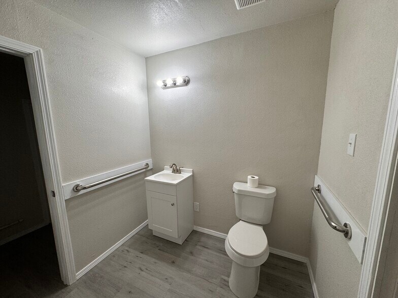 More Photos Of 835 W Sunrise Cir, Hobbs Flex For Lease