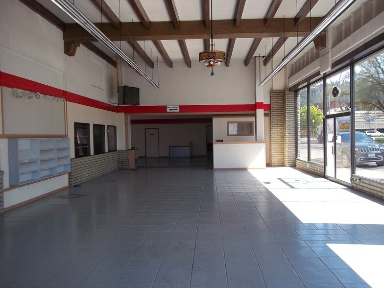 More Photos Of 207-217 W Main St, Centralia Unknown For Lease