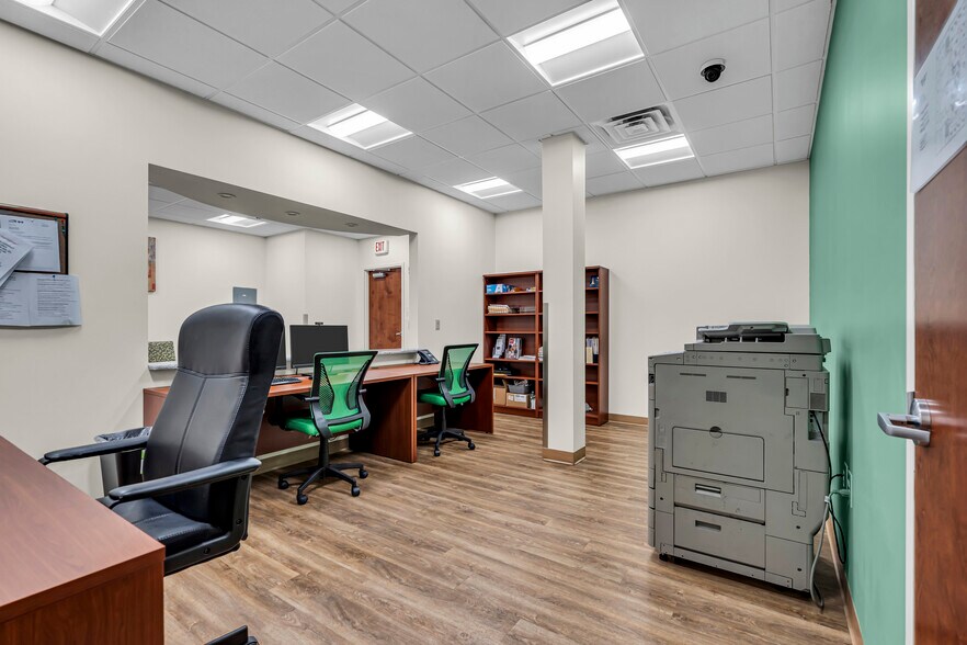More Photos Of 500 Park Ave, Manalapan Township Medical For Lease