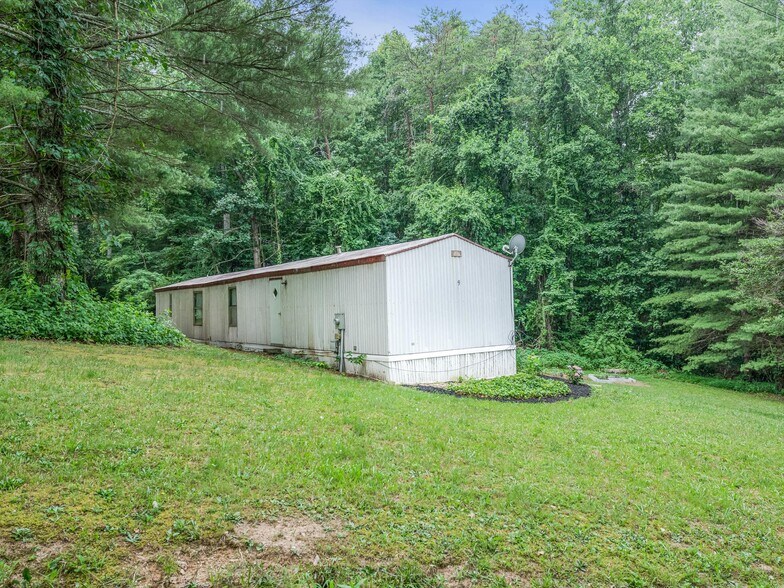 More Photos Of 40 Hemlock Hill Dr, Arden Manufactured Housing Mobile Home Park For Sale
