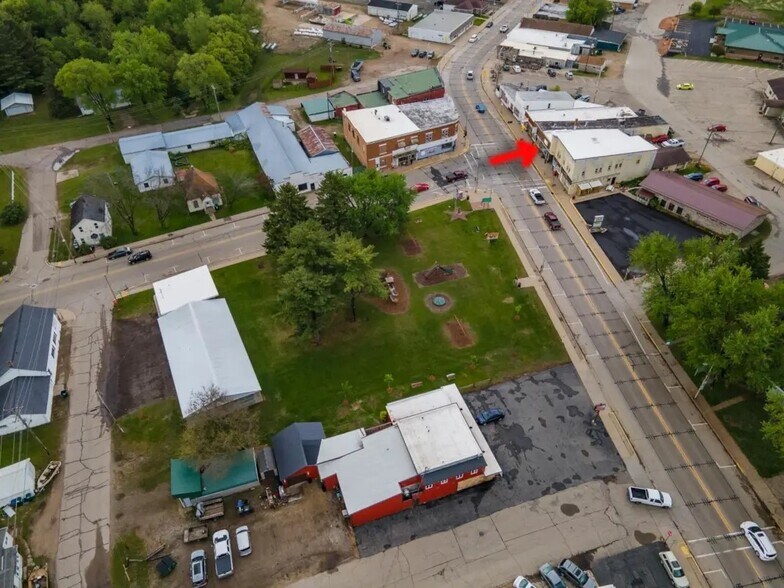 More Photos Of 125 W Bannerman Ave, Redgranite Bar For Sale
