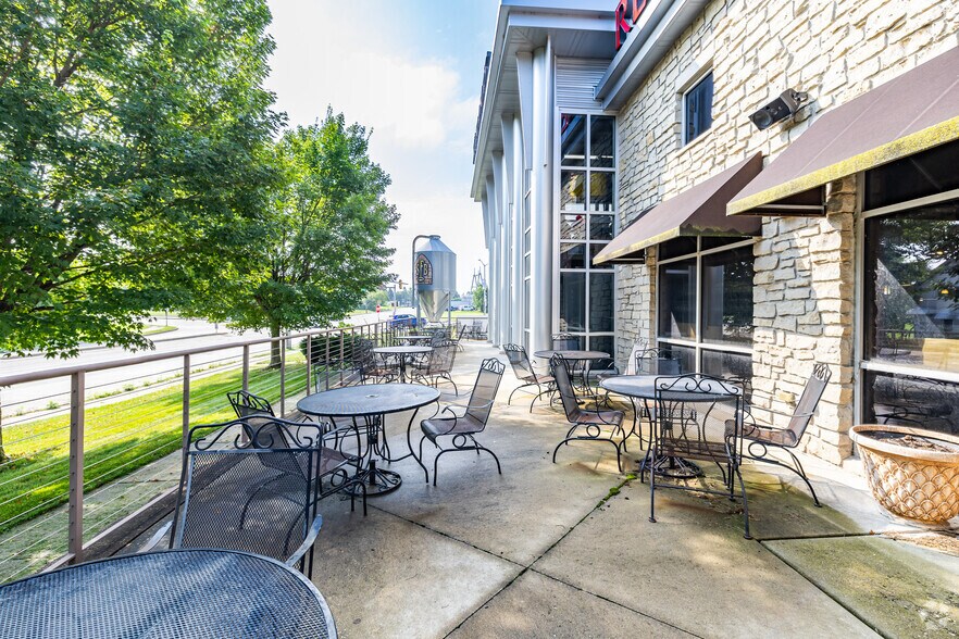 More Photos Of 3825 S Kinnickinnic Ave, Milwaukee Restaurant For Lease