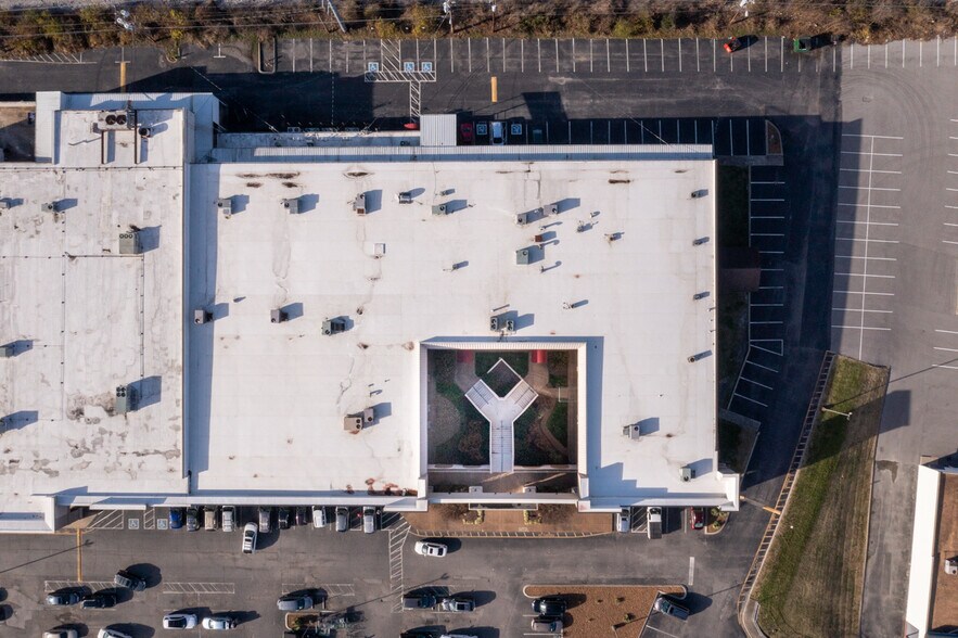 More Photos Of 500 W Main St, Hendersonville Freestanding For Lease