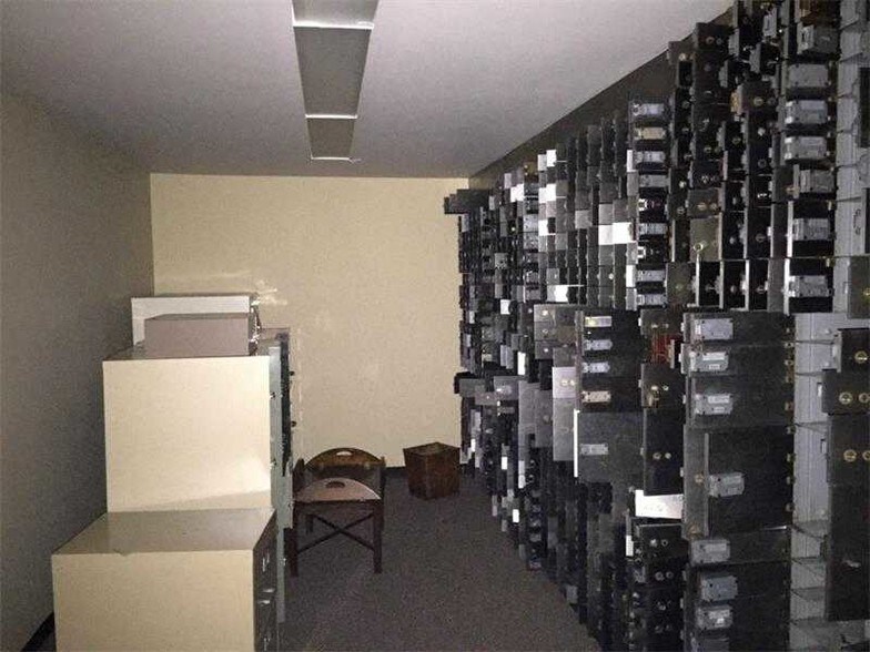 More Photos Of 102 E Main St, Cartersville Bank For Lease