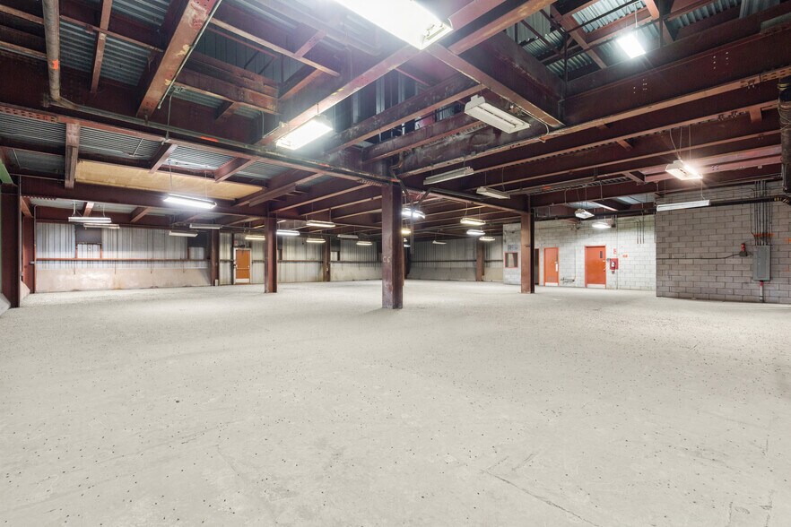 More Photos Of 35-75 Rue De L'acier, Coteau-du-lac Manufacturing For Lease