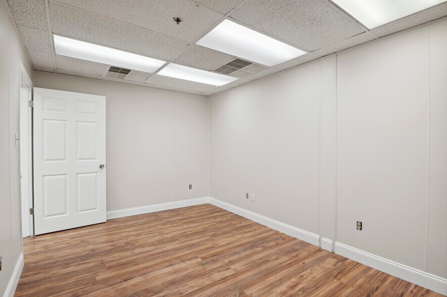 More Photos Of 32 Germay Dr, Wilmington Warehouse For Lease