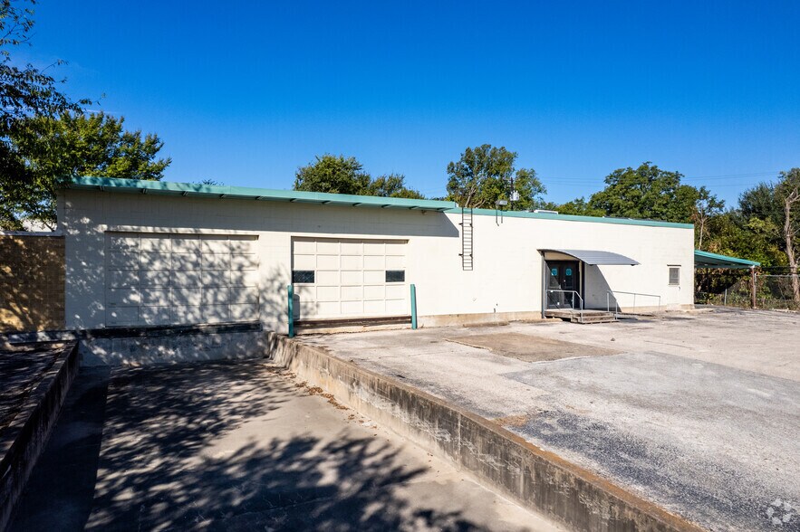 More Photos Of 2008 Alexander Ave, Austin Loft Creative Space For Lease