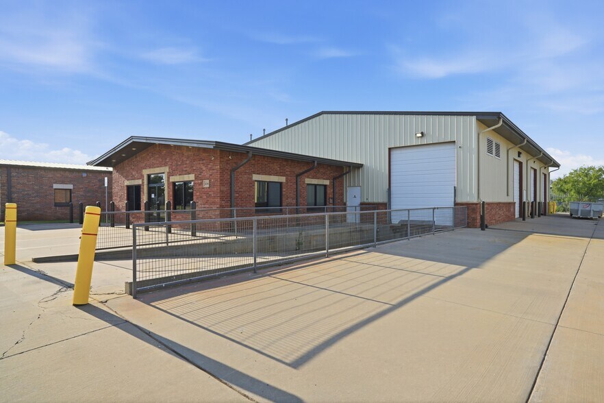 More Photos Of 416 NE 145th Pl, Edmond Warehouse For Lease