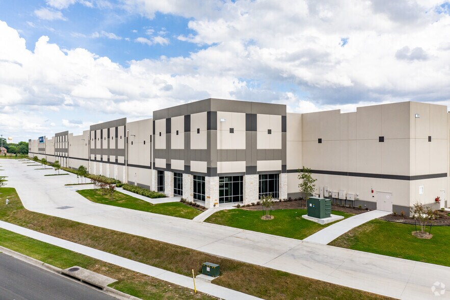 More Photos Of 1980 Kohlers Crossing, Kyle Warehouse For Lease