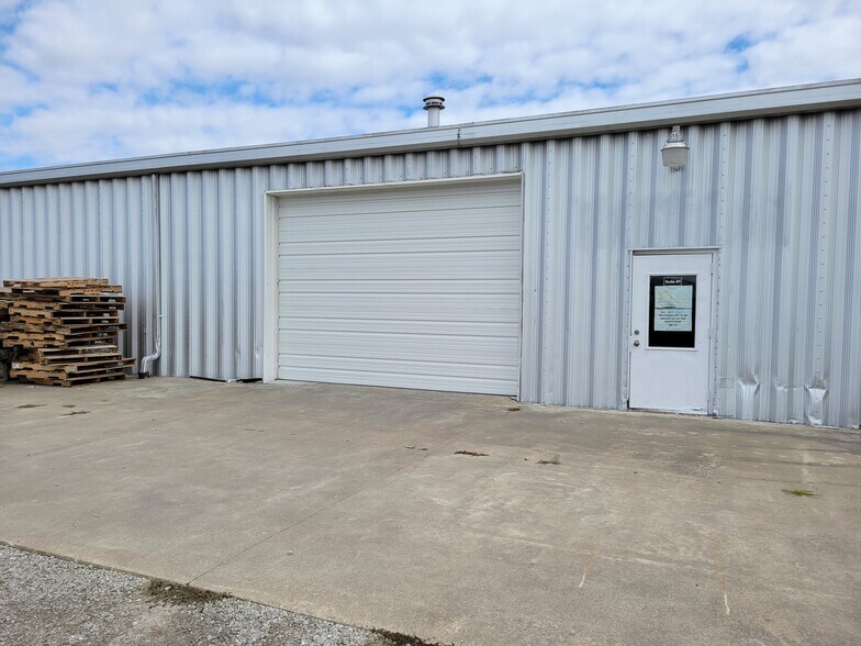 More Photos Of 2485 E Highway 163, Pella Warehouse For Lease