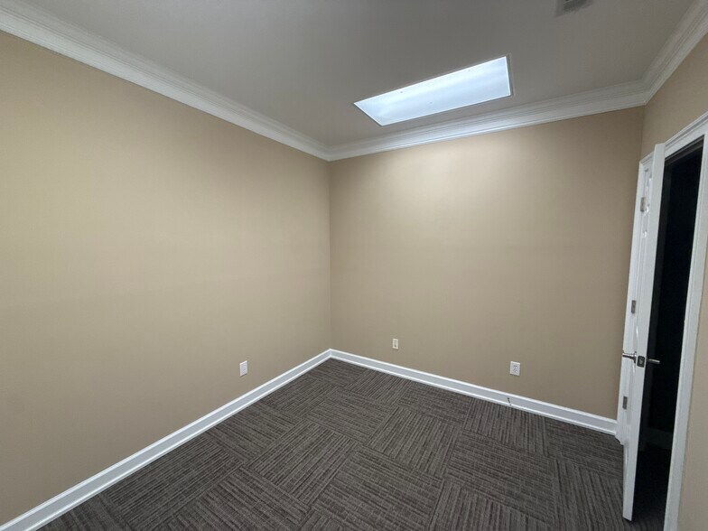 More Photos Of 500 Sun Valley Dr, Roswell Office For Sale