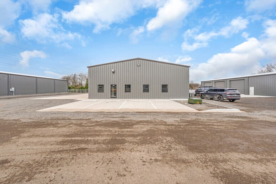 More Photos Of 1240 Blackland Trl, Lavon Warehouse For Lease