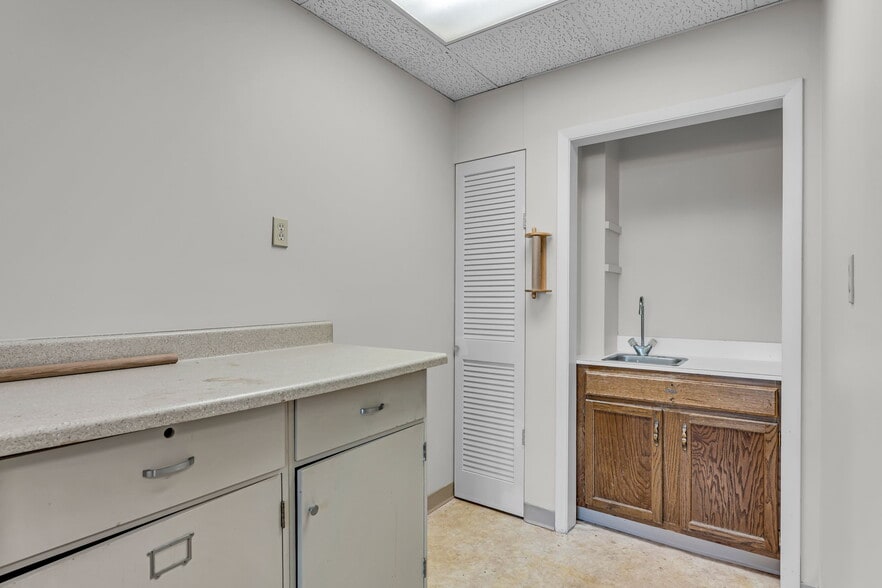 More Photos Of 3320 Sw Harrison St, Topeka Office For Lease