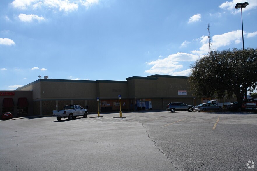 More Photos Of 5524 W Colonial Dr, Orlando Storefront For Lease