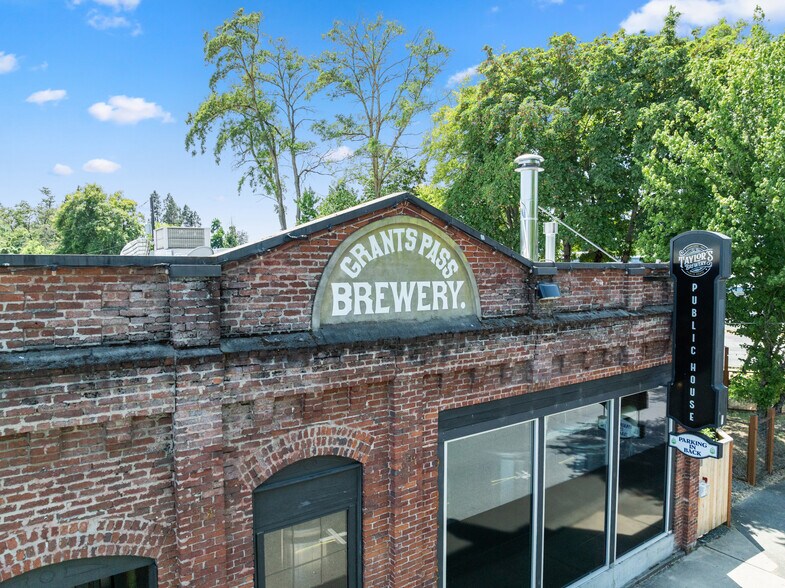 More Photos Of 509 SW G St, Grants Pass Restaurant For Sale