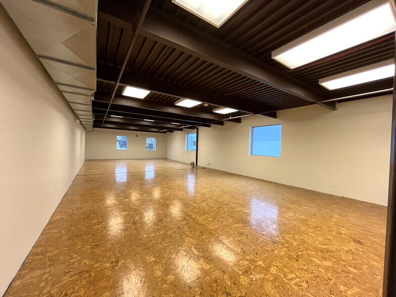 More Photos Of 1630 Old Deerfield Rd, Highland Park Warehouse For Lease