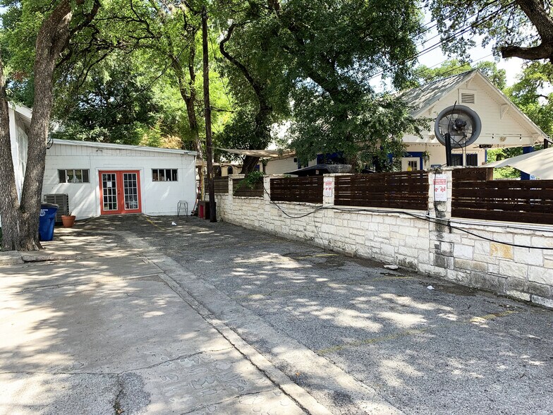 More Photos Of 2058 S Lamar Blvd, Austin Freestanding For Lease