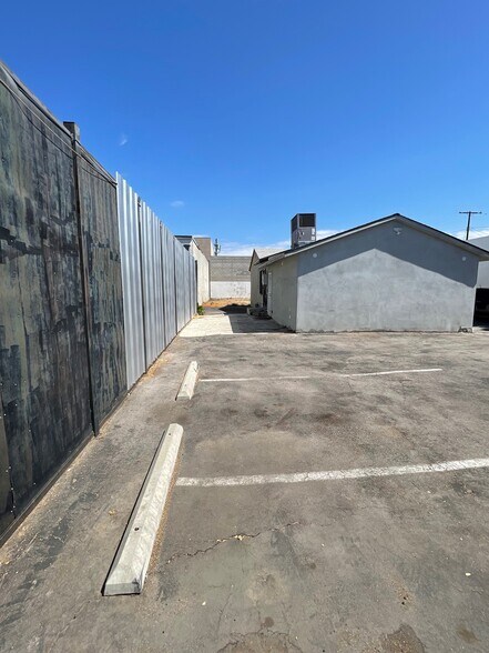 More Photos Of 16123 Wyandotte St, Van Nuys Service For Lease