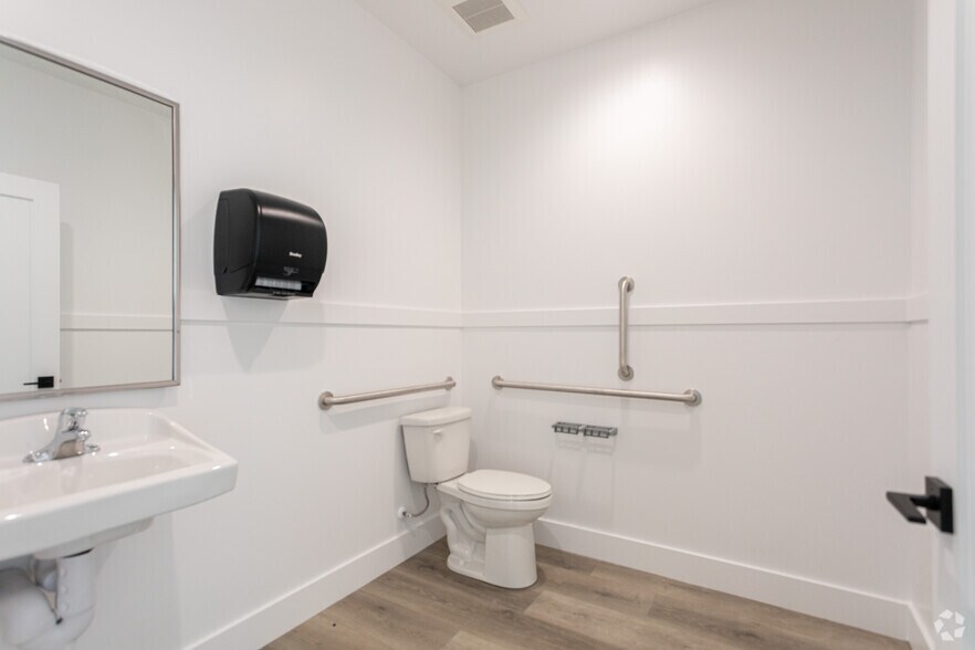 More Photos Of 1564 250 W, Spanish Fork Showroom For Lease