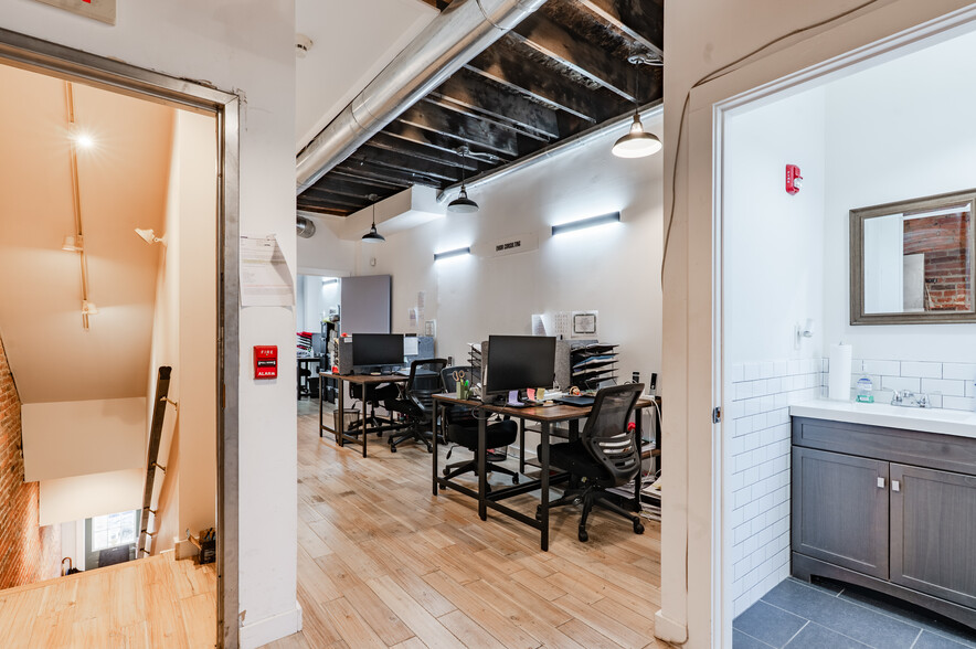 More Photos Of 319 Bainbridge St, Philadelphia Office Residential For Sale