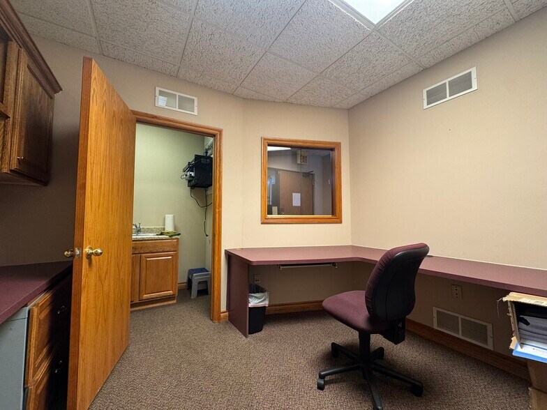 More Photos Of 43120 Utica Rd, Sterling Heights Office For Lease