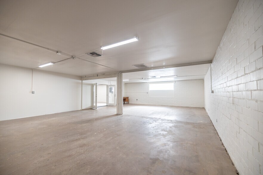 More Photos Of 2423 W Campbell Ave, Phoenix Warehouse For Lease