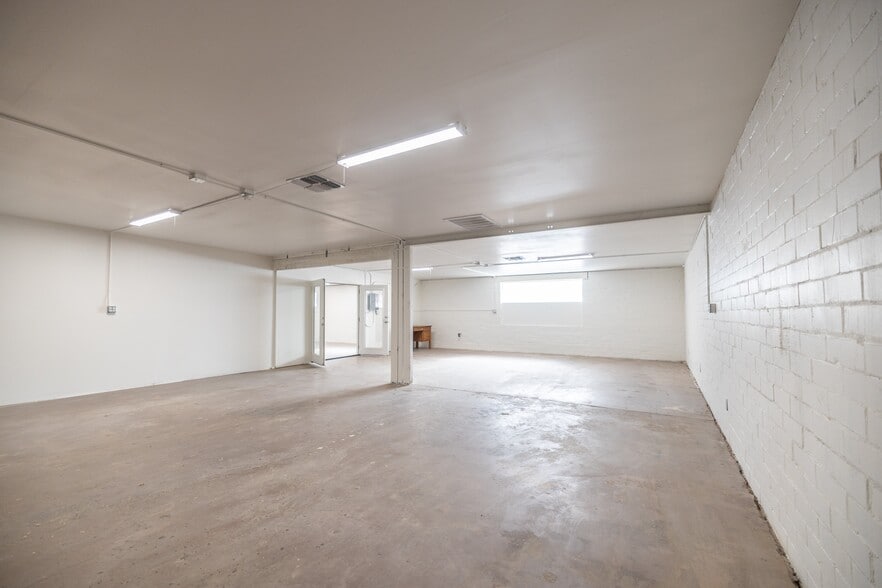 More Photos Of 2423 W Campbell Ave, Phoenix Warehouse For Sale