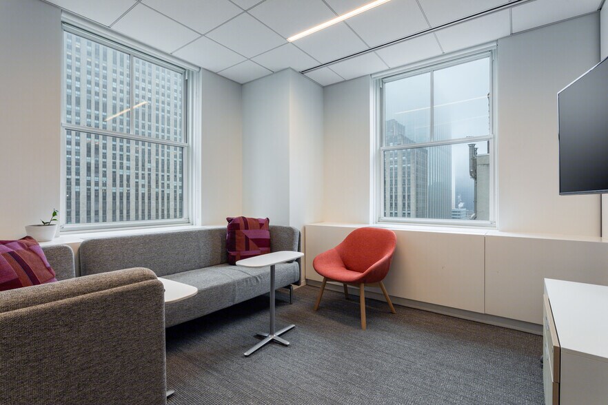 More Photos Of 75 Rockefeller Plaza, New York Office For Sale