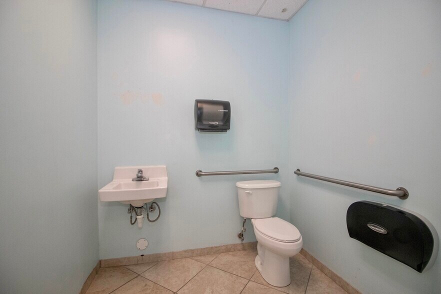 More Photos Of 285 N Main St, Troutman General Retail For Lease