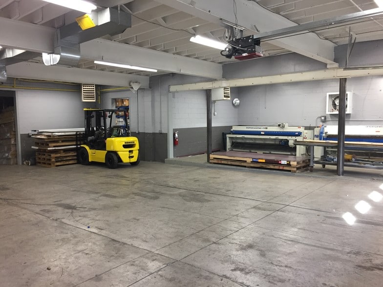 Primary Photo Of 6600 Holabird Ave, Baltimore Auto Repair For Sale