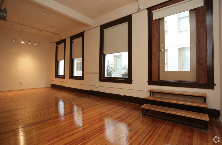 More Photos Of 1623 Main St, Dallas Apartments For Lease