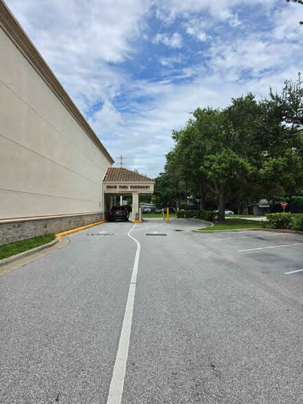 More Photos Of 3901 S Tamiami Trail, Sarasota Drugstore For Sale