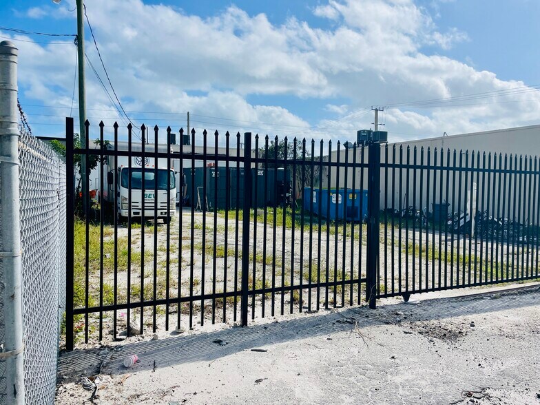 More Photos Of 2223 N Dixie Hwy, Pompano Beach Freestanding For Sale