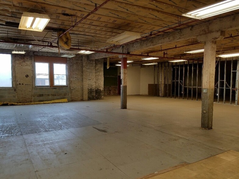 More Photos Of 3130-3136 W Chicago Ave, Chicago Showroom For Sale