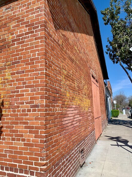 More Photos Of 242 E Oak Ave, Visalia Freestanding For Sale