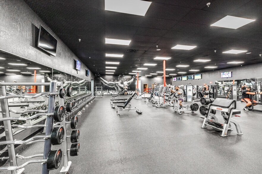 More Photos Of 101-361 N Mustang Rd, Mustang General Retail For Sale