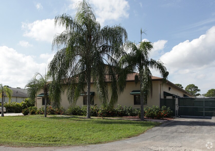 More Photos Of 15894 Brothers Ct, Fort Myers Warehouse For Lease
