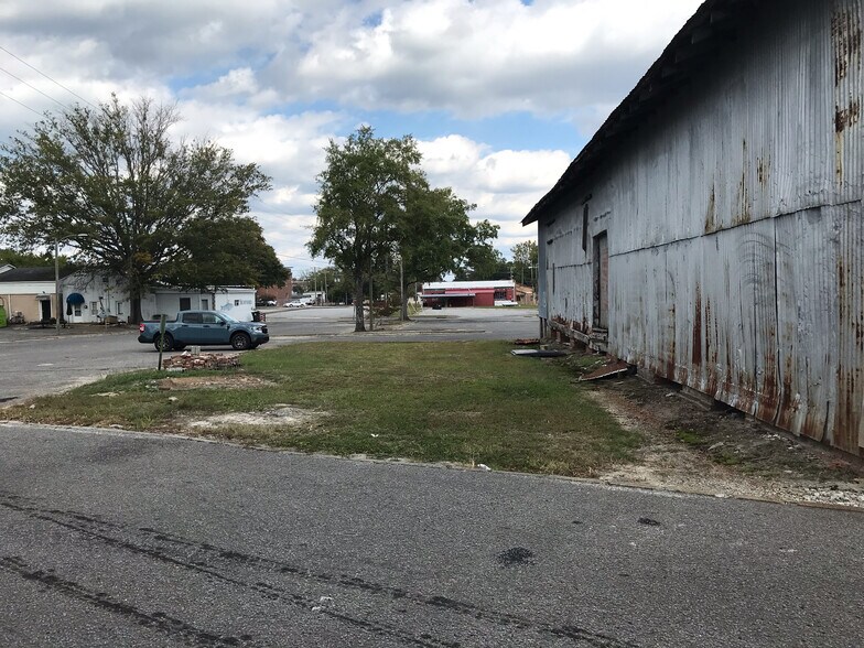 More Photos Of 110 Railroad St, Williamston Bar For Sale