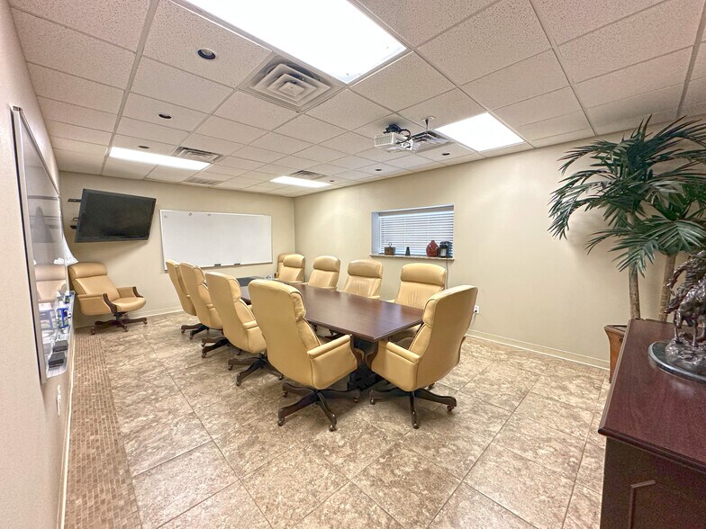 More Photos Of 14427 Interdrive W, Houston Warehouse For Lease