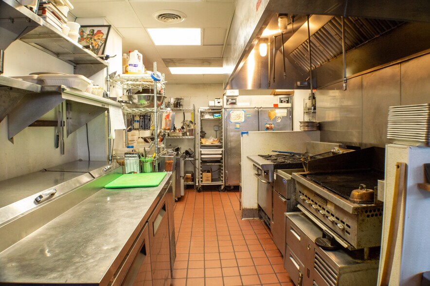 More Photos Of 338 5th Ave N, Bayport Restaurant For Sale
