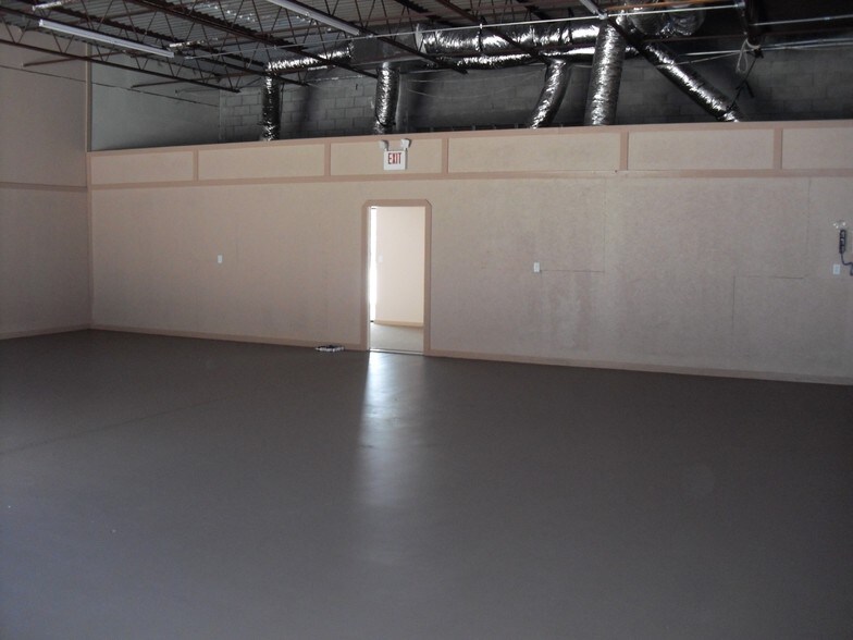 More Photos Of 329 Parkridge Ave, Orange Park Warehouse For Lease
