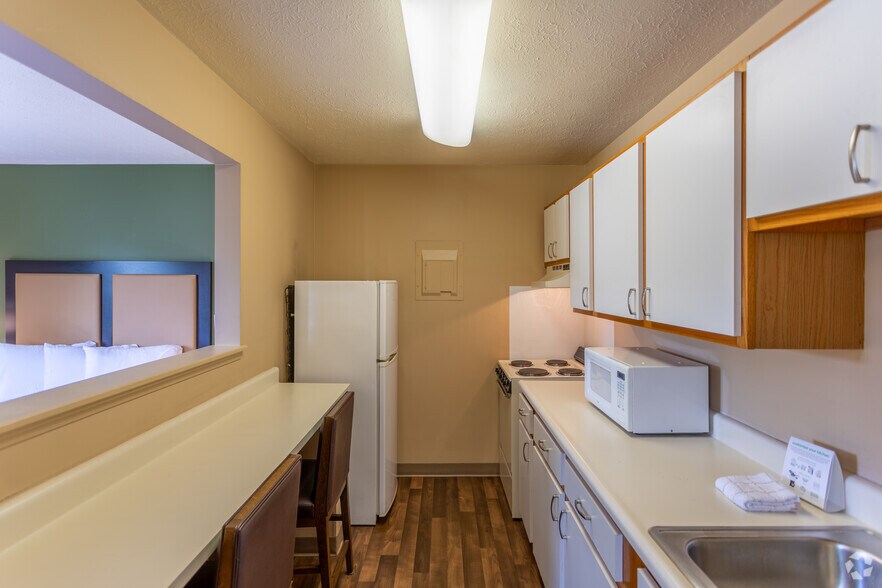 More Photos Of 9801 Bunsen Way, Louisville Hotel For Sale