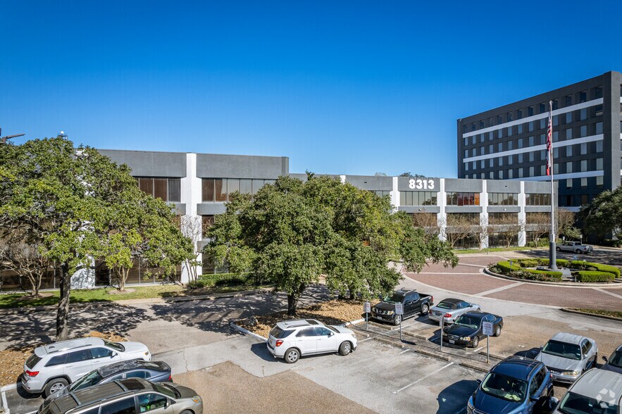 More Photos Of 8313 Southwest Fwy, Houston Unknown For Lease