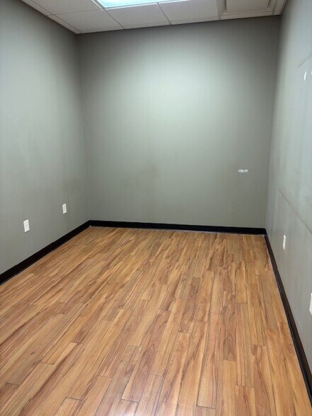 More Photos Of 124 Springfield Ct, O'Fallon Medical For Lease