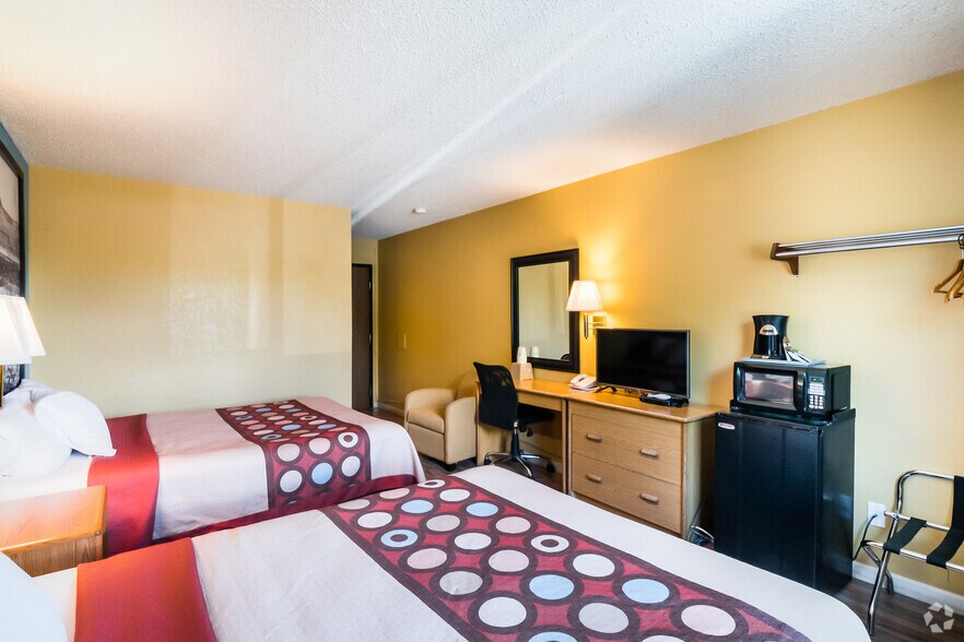 More Photos Of 1610 Cedar St, Raton Hotel For Sale