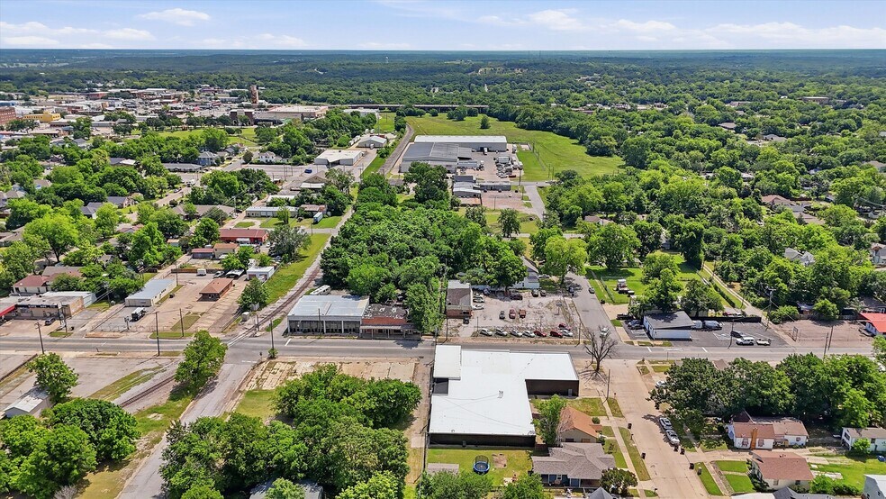 More Photos Of 613 S Armstrong Ave, Denison Warehouse For Sale