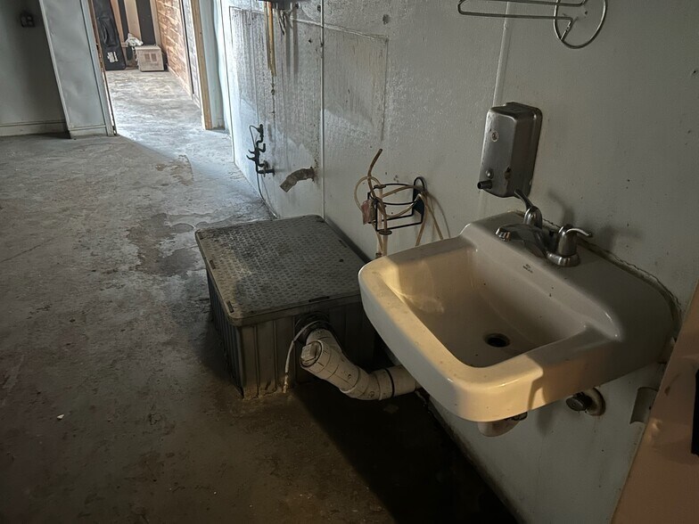 More Photos Of 120-126 Oakland ave, Decatur General Retail For Lease