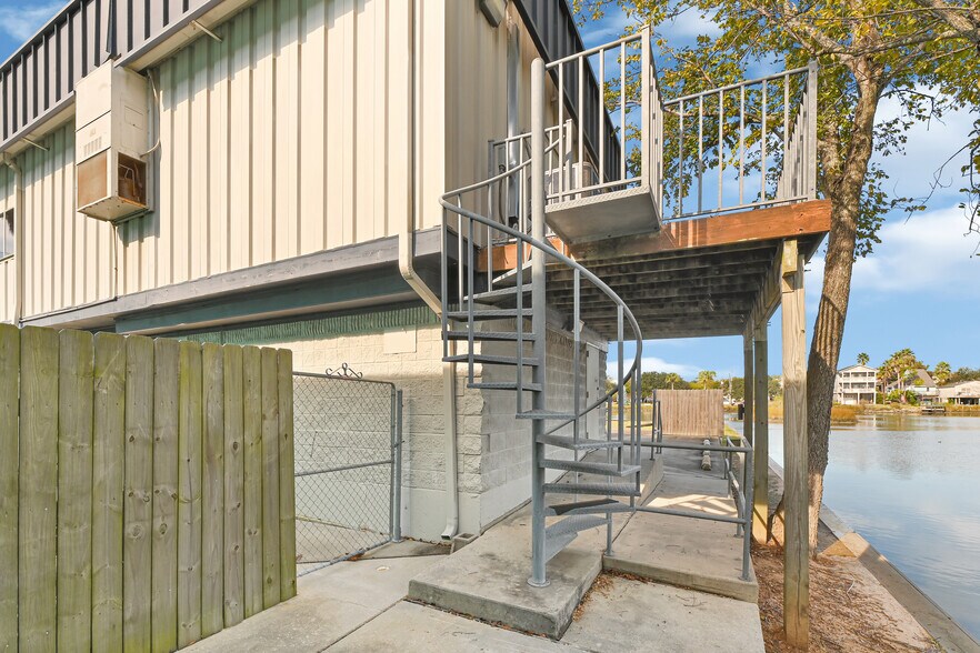 More Photos Of 815 Clear Lake Rd, Clear Lake Shores Storefront Retail Office For Sale